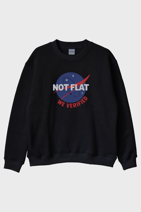 Bilim ve Mizahı Birleştiren 'Not Flat - We Verified' Siyah Bisiklet Yaka Sweatshirt