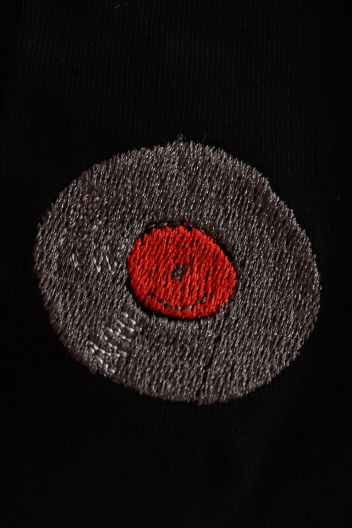 Plak Desenli Nakış Siyah T-Shirt