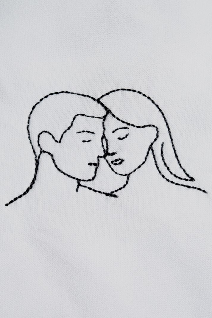 Çift Silüeti Desenli Nakış Tişört - Sevgililer Günü Hediyesi