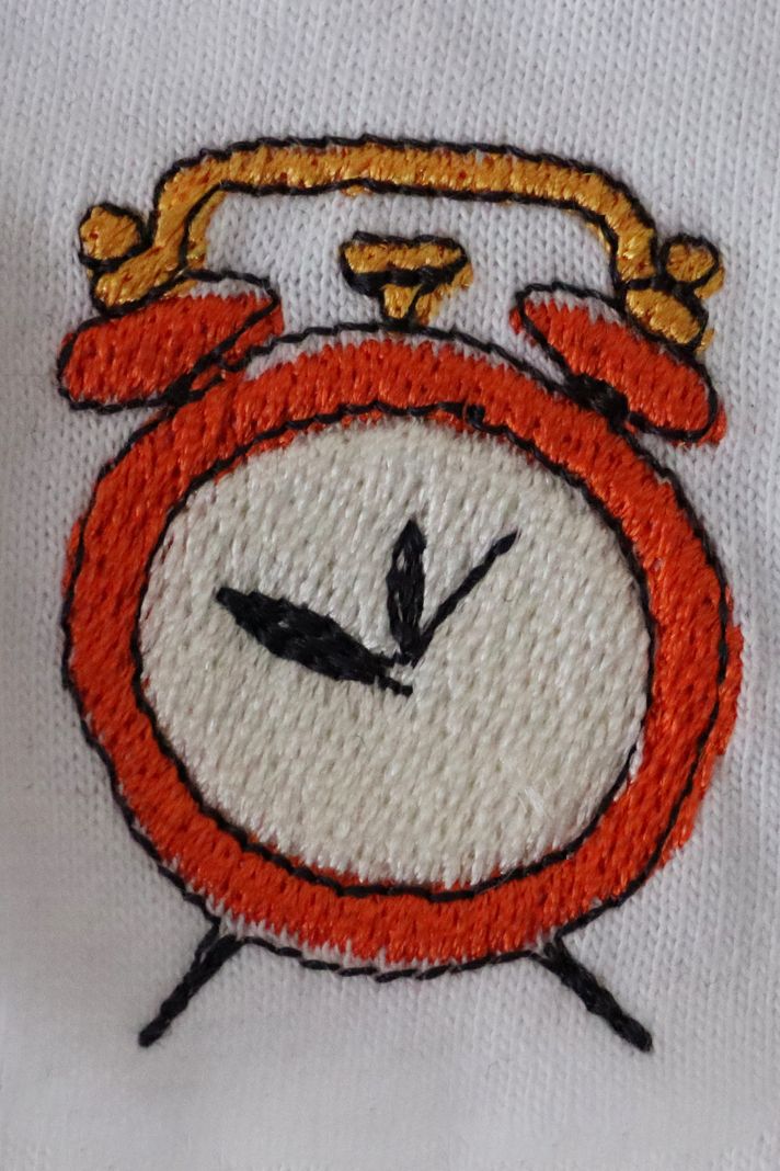 Çalar Saat Desenli Nakış Tişört