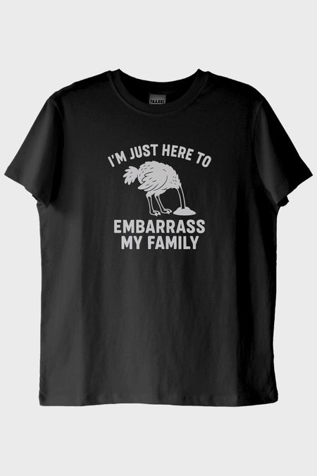 I'm Just Here to Embarrass My Family Baskılı Siyah Tişört