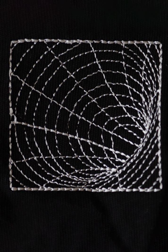 Solucan Deliği Nakışlı Hoodie