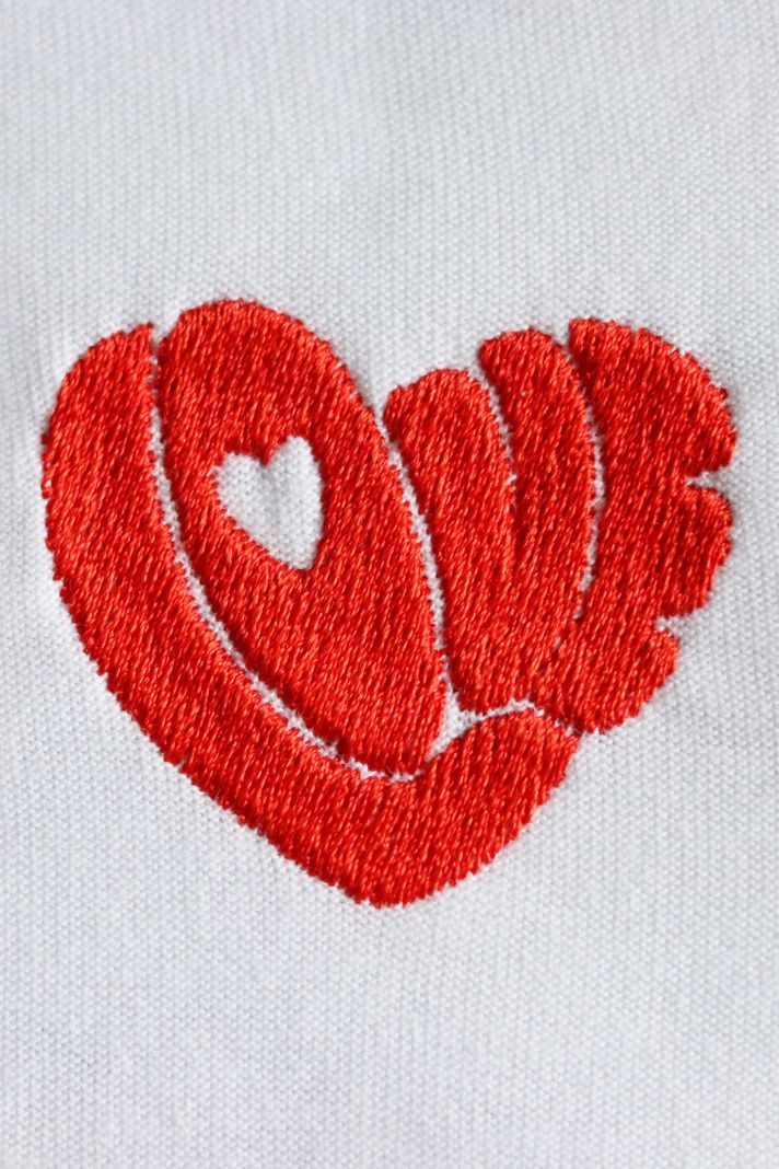 Love Kalbi Desenli Nakış Tişört - Sevgililer Günü Tasarımı