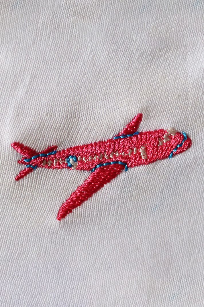 Küçük Uçak Baskılı Beyaz Tişört