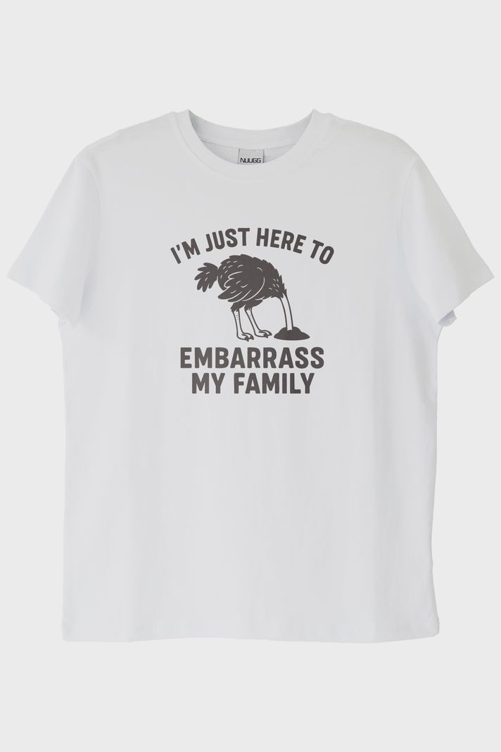 I'm Just Here to Embarrass My Family Baskılı Beyaz Tişört