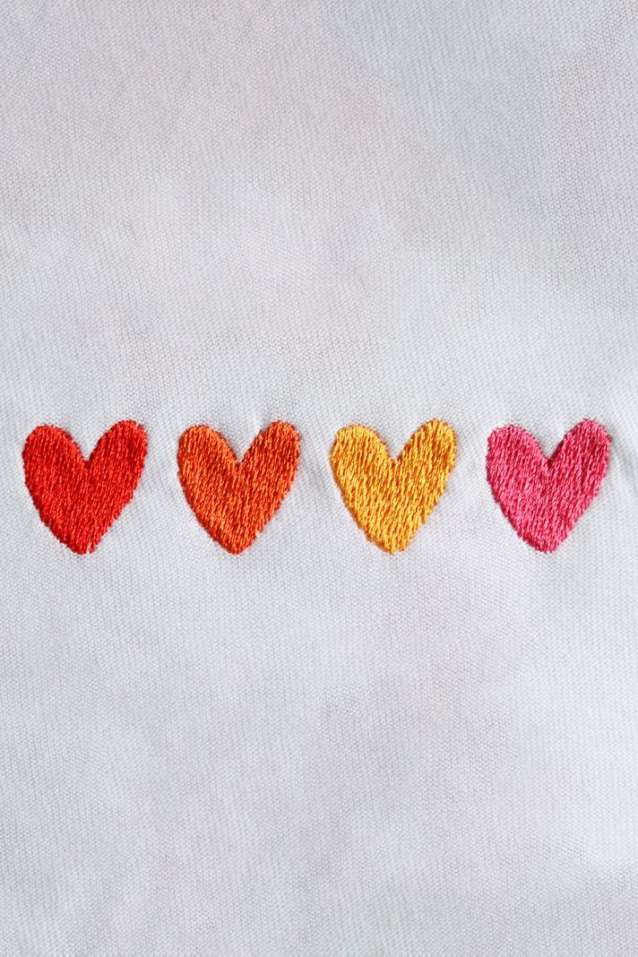 Renkli Kalp Desenli Nakış Tişört - Sevgililer Günü Özel Tasarım