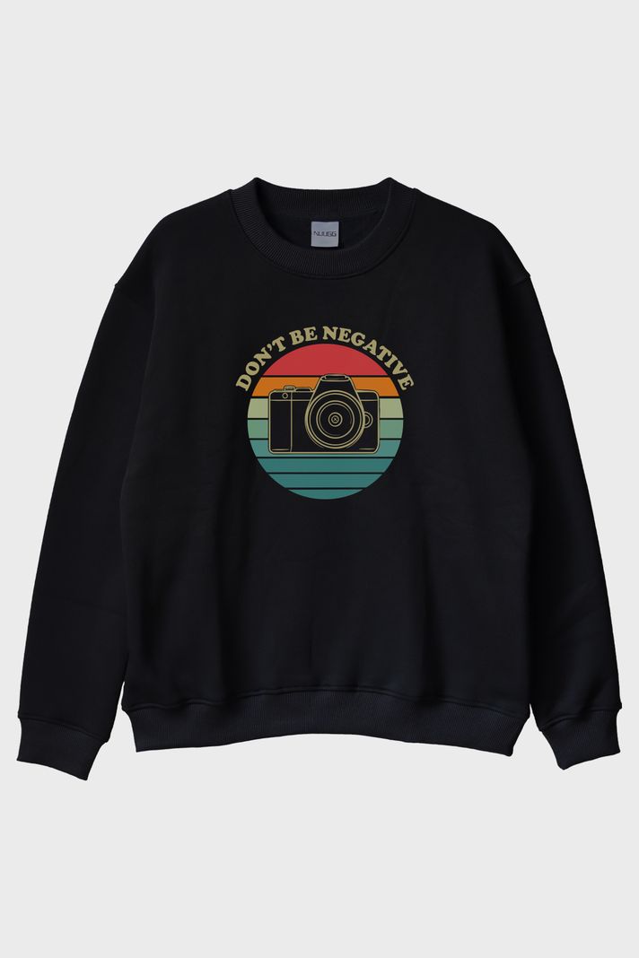 Don't Be Negative Baskılı Retro Kamera Tasarımlı Siyah Bisiklet Yaka Sweatshirt