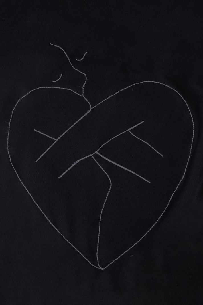 Gövde Kalp Desenli Nakış Siyah T-Shirt - Sevgililer Günü Hediyesi