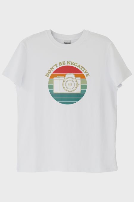 Don't Be Negative Baskılı Retro Kamera Tasarımlı Beyaz Tişört