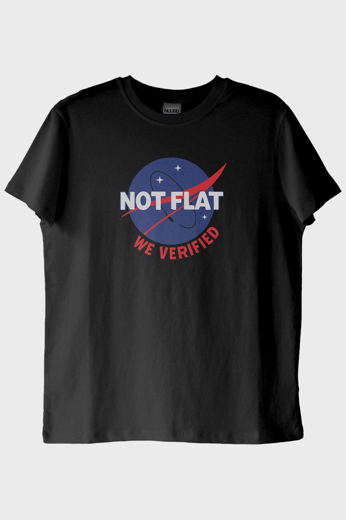 Bilim ve Mizahı Birleştiren 'Not Flat - We Verified' Siyah Tişört