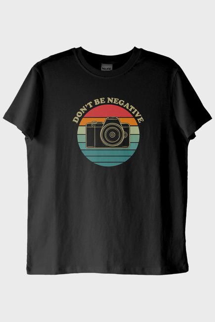 Don't Be Negative Baskılı Retro Kamera Tasarımlı Siyah Tişört