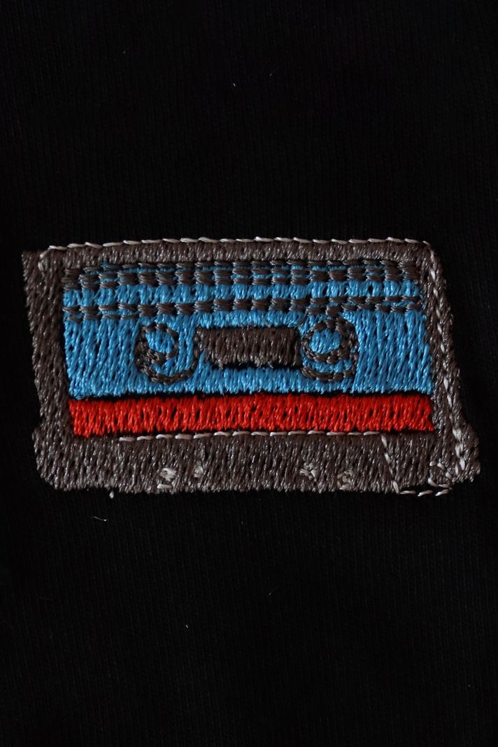 Mavi Kaset Desenli Nakış Siyah T-Shirt