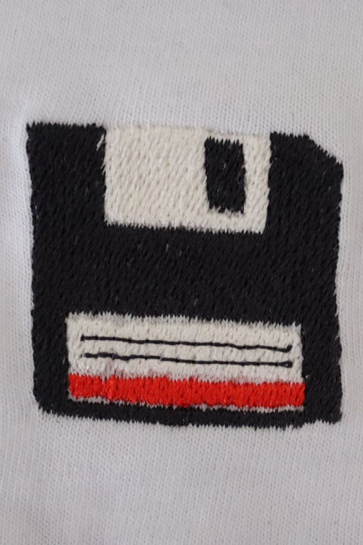 Disket Desenli Nakış Tişört