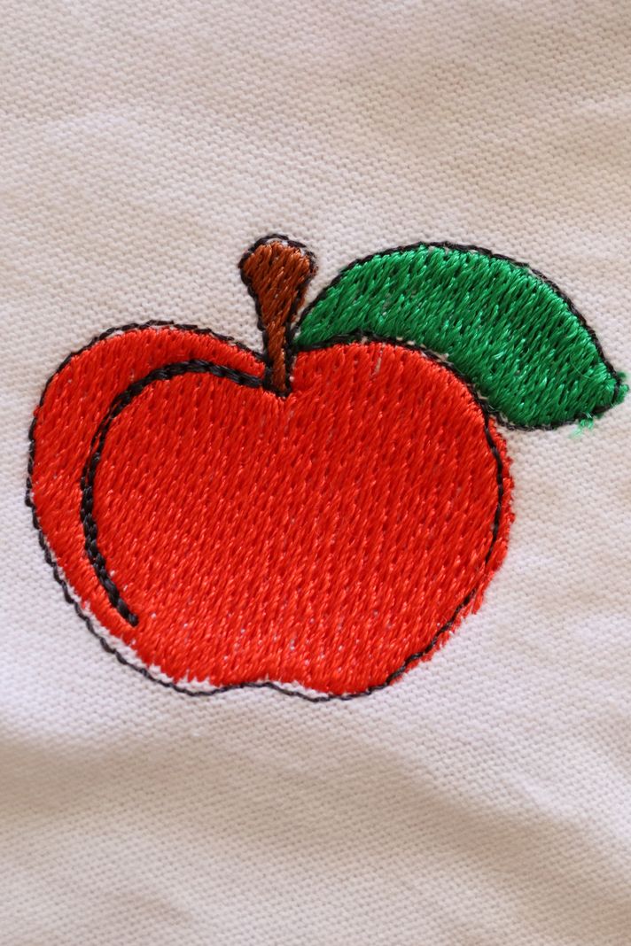 Kırmızı Elma Desenli Nakış Tişört