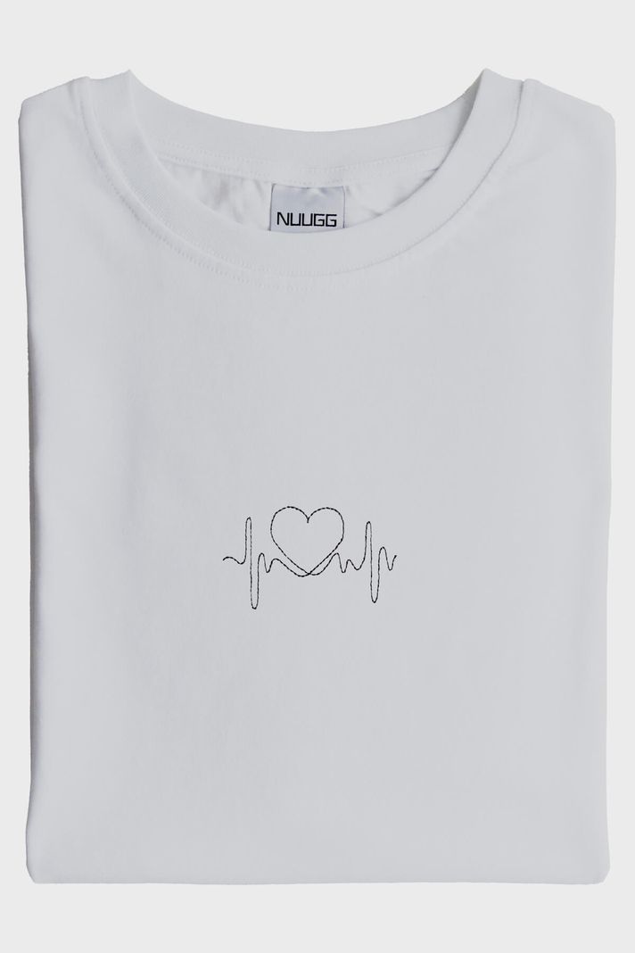 Kalpli Kalp Atışı Desenli Nakış Tişört - Sevgililer Günü Tasarımı