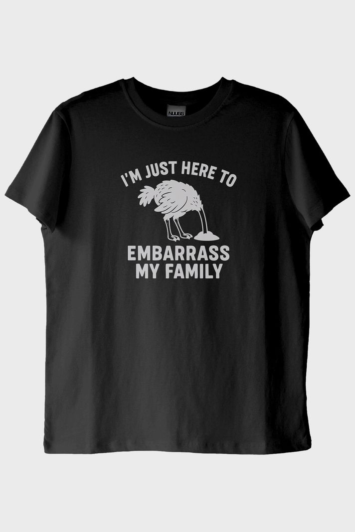 I'm Just Here to Embarrass My Family Baskılı Siyah Tişört