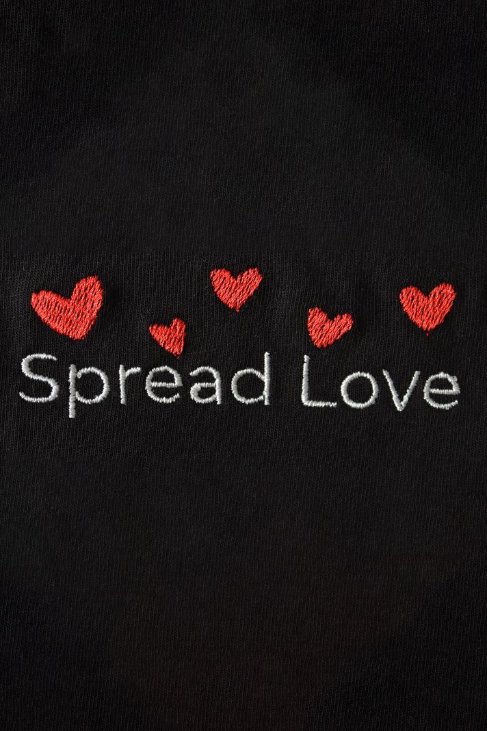 Spread Love Yazılı Kalp Desenli Nakış Siyah T-Shirt - Sevgililer Günü Hediyesi