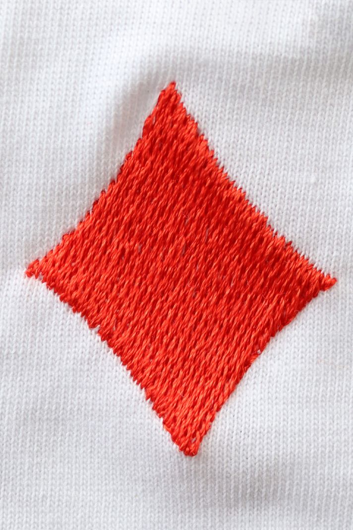 Kırmızı Karo Desenli Beyaz Tişört