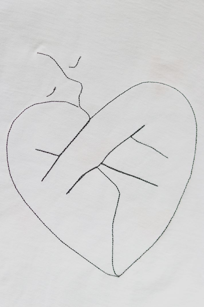 Gövde Kalp Desenli Nakış Tişört - Sevgililer Günü Hediyesi