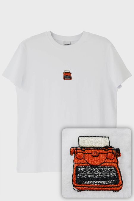 Daktilo Desenli Nakış Tişört