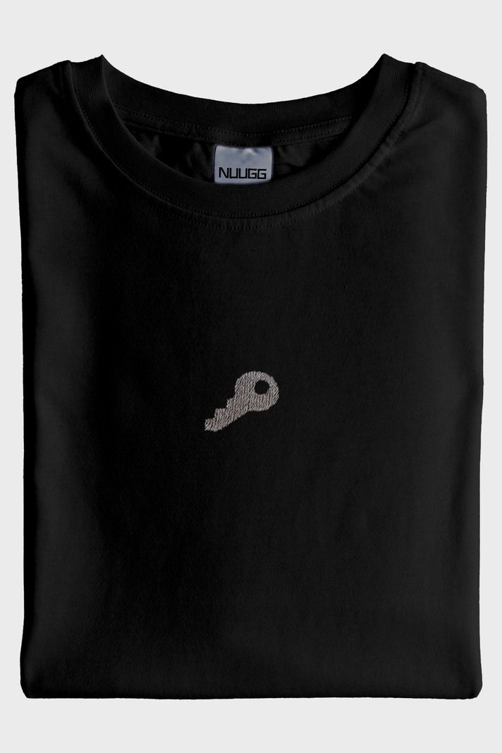 Siyah Anahtar Nakışlı Siyah T-Shirt - Minimalist Sevgili Kombini