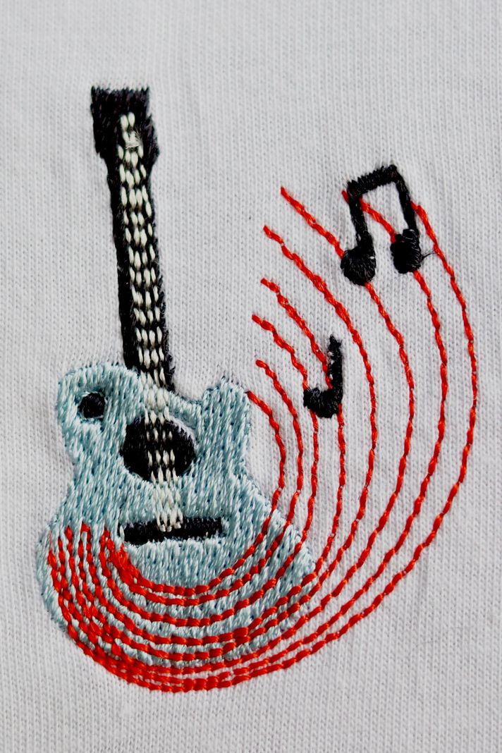 Gitar Notalı Nakış Müzik T-Shirt