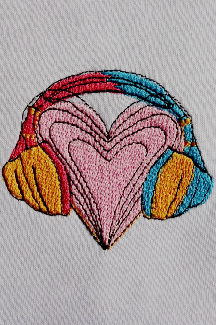 Renkli Kulaklık Kalpli Müzik T-Shirt