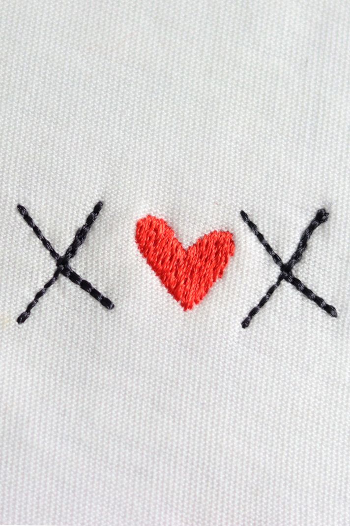 X Kalp X Desenli Nakış Tişört - Sevgililer Günü Hediyesi