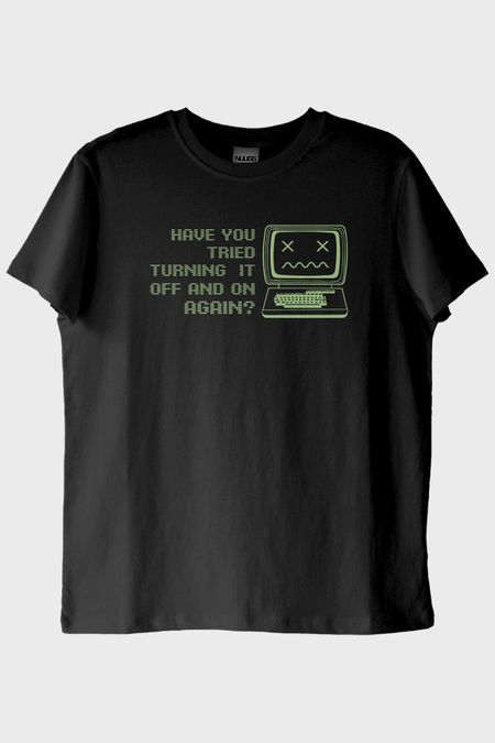 Turning It Off and On Again Baskılı Retro Siyah Tişört