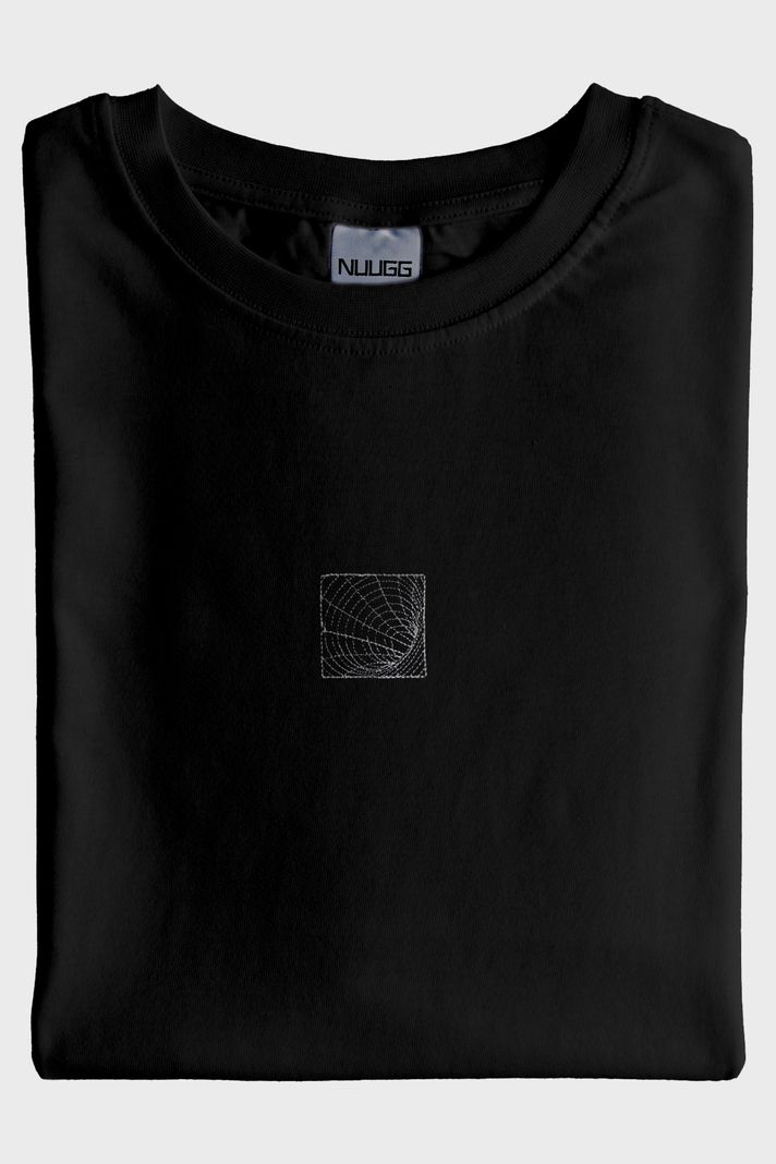 Solucan Deliği Nakışlı Siyah T-Shirt