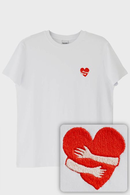 Kalbe Sarılan Eller Desenli Nakış Tişört - Sevgililer Günü Hediyesi