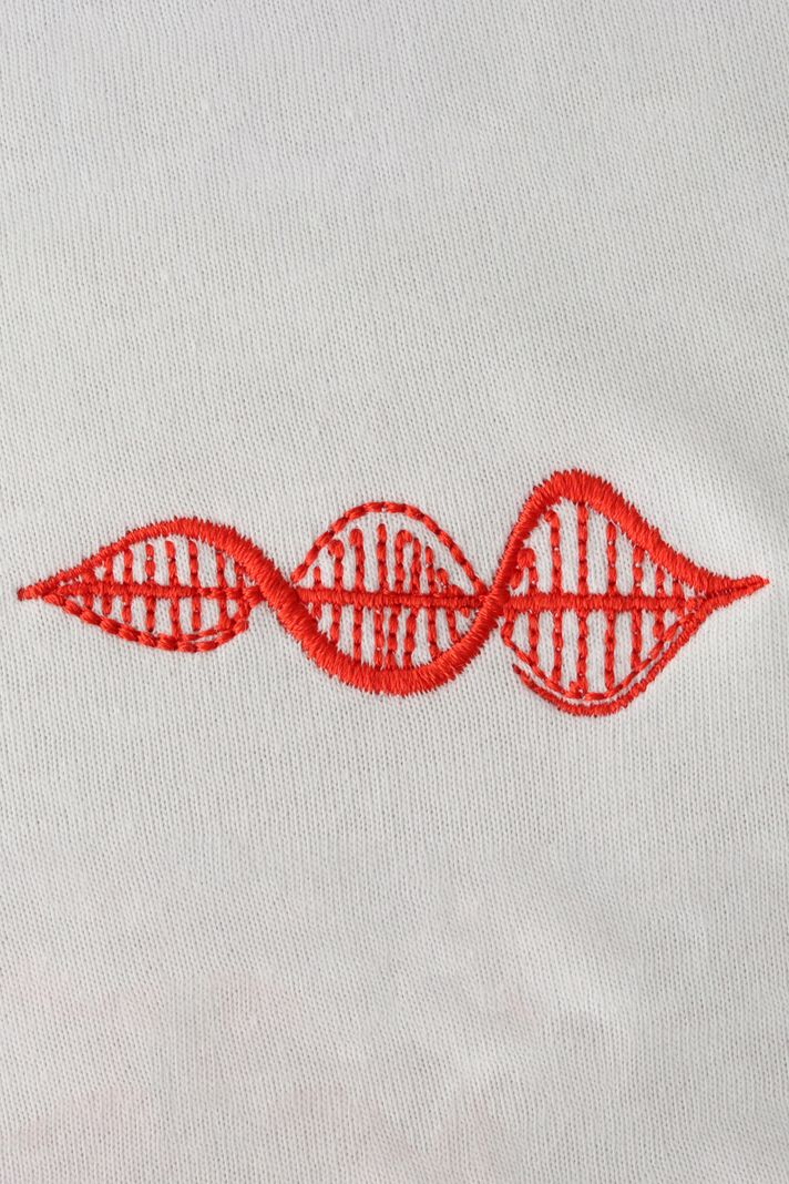 Kırmızı DNA Nakışlı Tişört