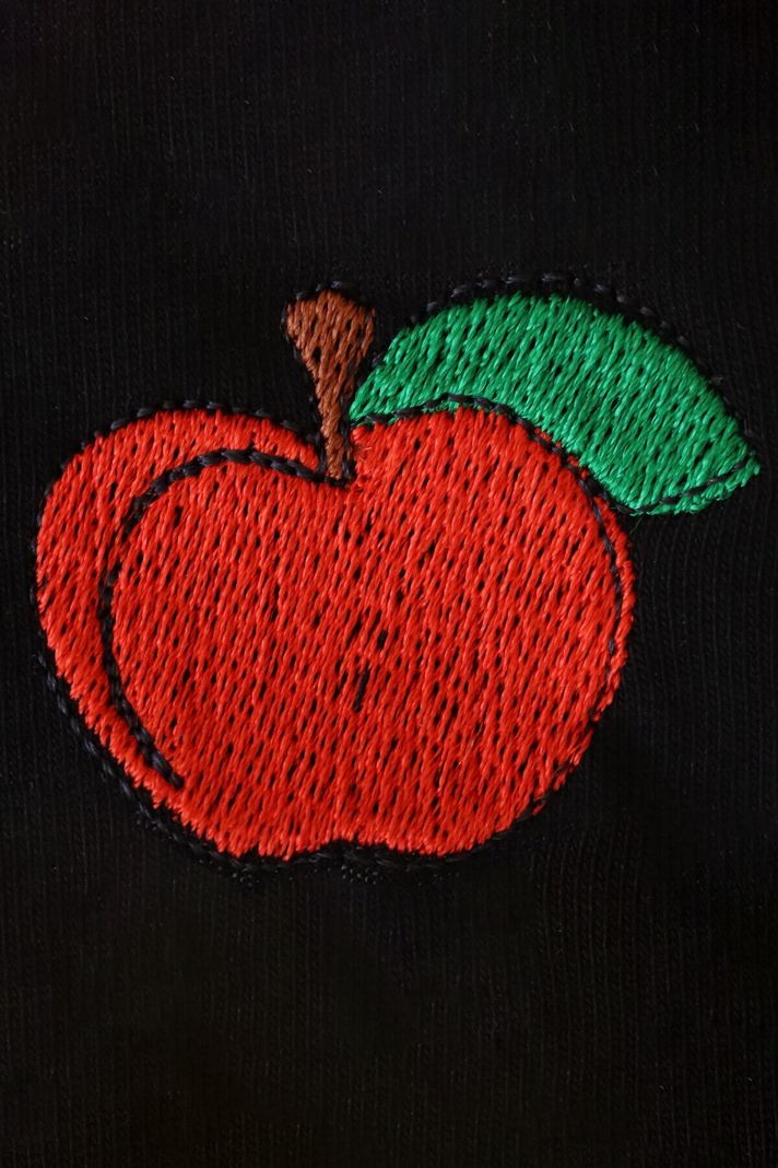 Kırmızı Elma Desenli Nakış Tişört