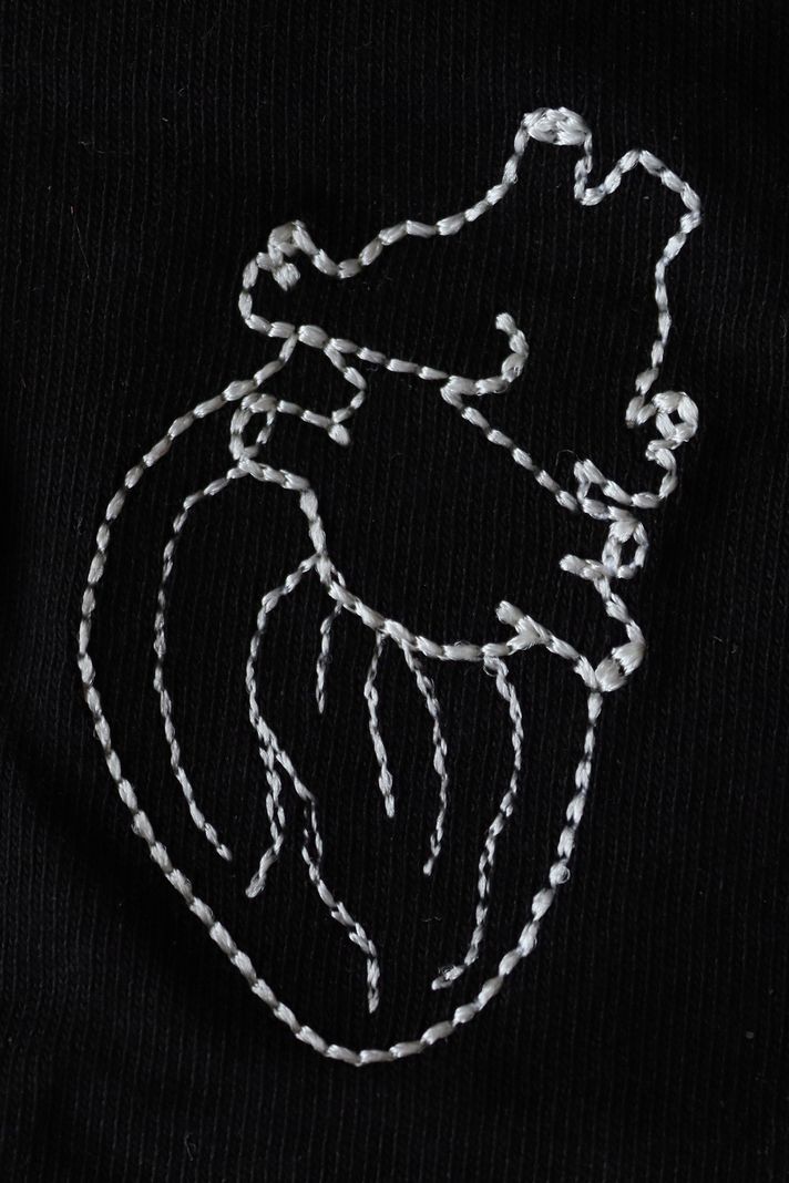 Anatomik Kalp Desenli Nakışlı Hoodie