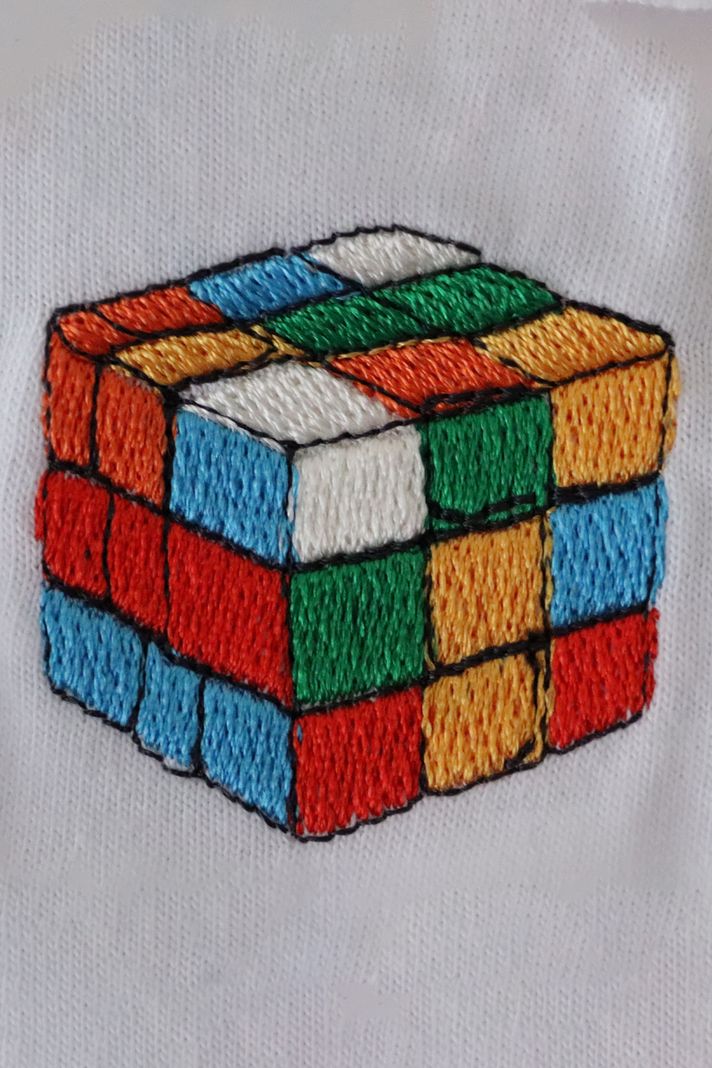Rubik Küp Desenli Nakış Tişört