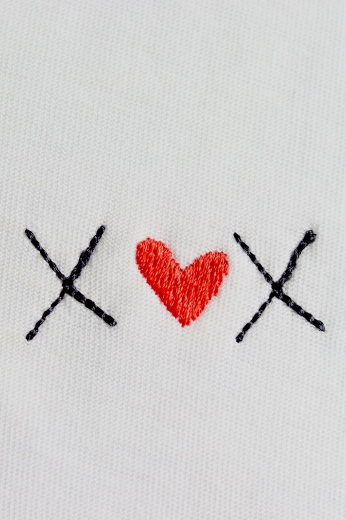 X Kalp X Desenli Nakış Tişört - Sevgililer Günü Hediyesi