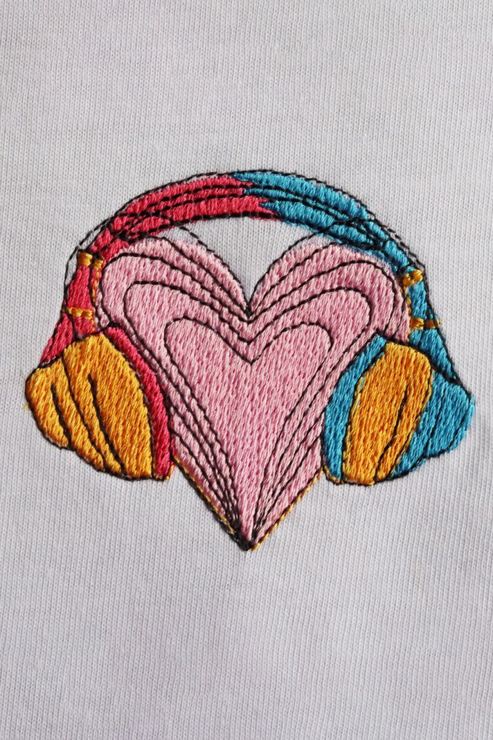 Renkli Kulaklık Kalpli Müzik T-Shirt