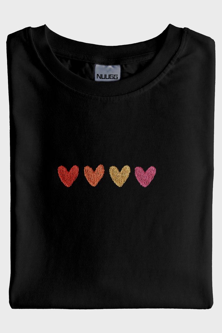 Renkli Kalp Desenli Nakış Siyah T-Shirt - Sevgililer Günü Özel Tasarım