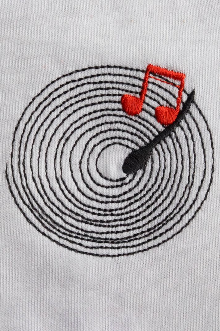 Plak Desenli Nakış Müzik T-Shirt