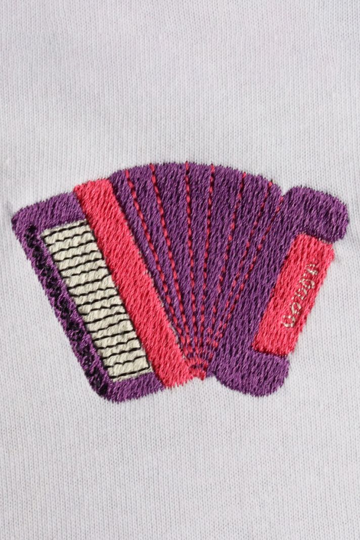 Akordeon Nakışlı Beyaz Tişört – Müzik Tutkunlarına Özel