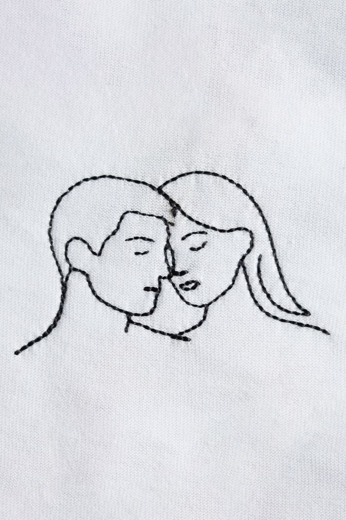 Çift Silüeti Desenli Nakış Tişört - Sevgililer Günü Hediyesi