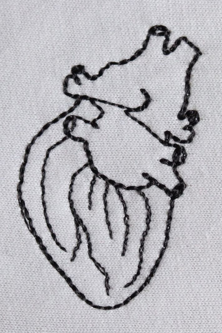 Anatomik Kalp Desenli Nakışlı Tişört