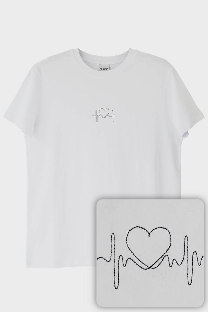 Kalpli Kalp Atışı Desenli Nakış Tişört - Sevgililer Günü Tasarımı