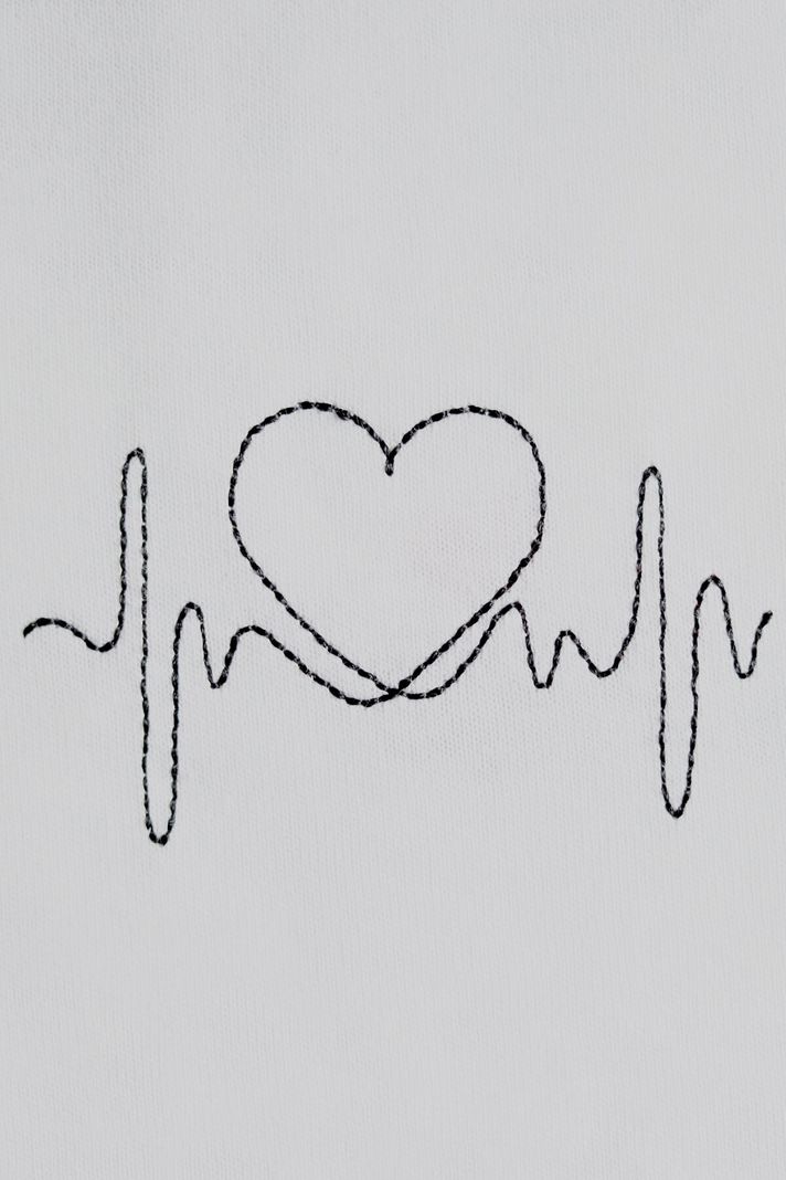Kalpli Kalp Atışı Desenli Nakış Tişört - Sevgililer Günü Tasarımı