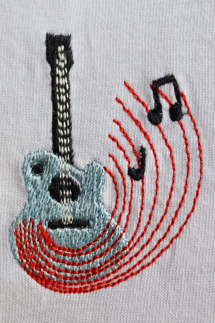 Gitar Notalı Nakış Müzik T-Shirt