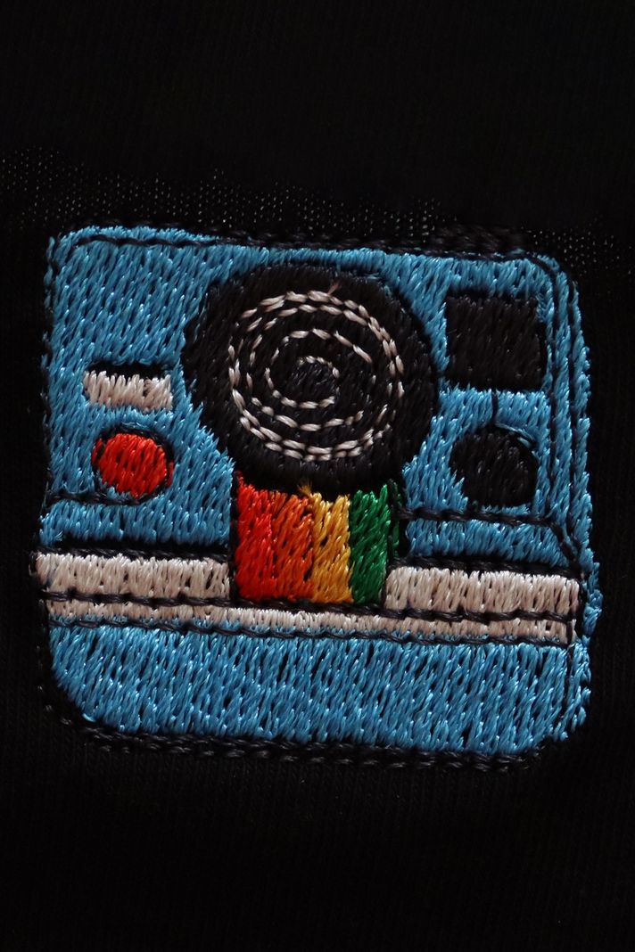 Polaroid Kamera Desenli Nakış Siyah T-Shirt