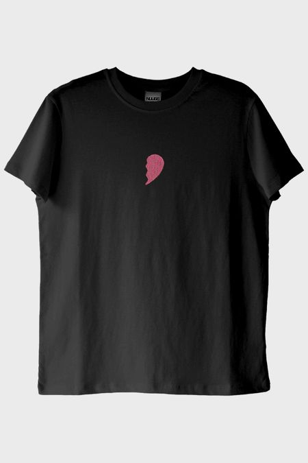 Pembe Yarım Kalp Desenli Siyah T-Shirt - Sevgililer Günü Hediyesi