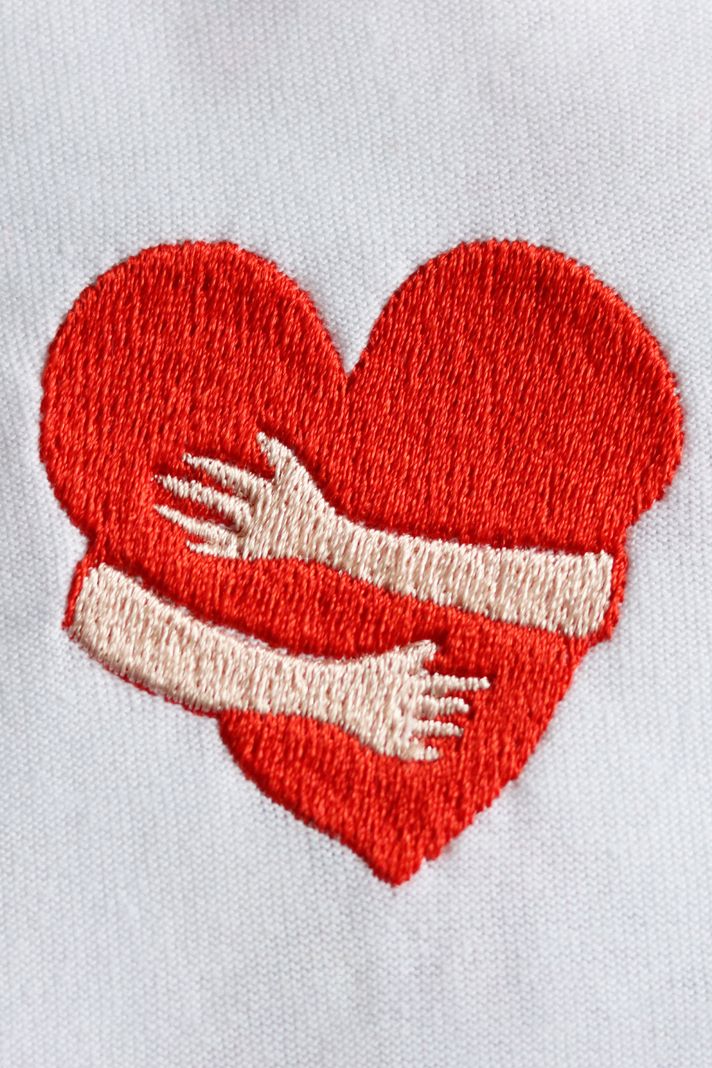 Kalbe Sarılan Eller Desenli Nakış Tişört - Sevgililer Günü Hediyesi