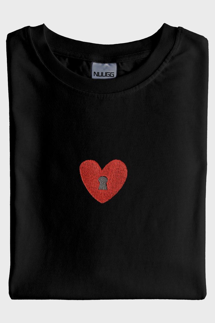 Kalpli Kilit Desenli Nakış Siyah T-Shirt - Romantik Sevgili Kombini