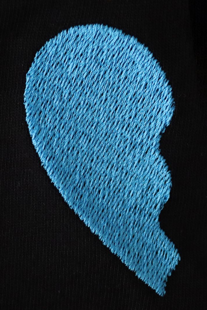 Mavi Yarım Kalp Desenli Siyah T-Shirt - Sevgililer Günü Hediyesi